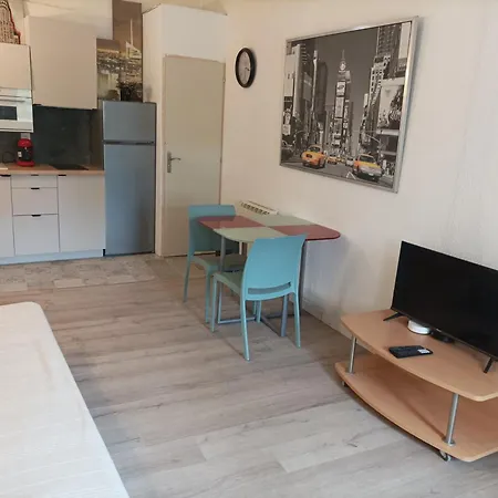 Pillement 3-t2 Avec Garage Privé Optionnel-centre Historique Et Plages à 21km ! Pézenas