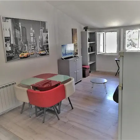 Pillement 3-t2 Avec Garage Privé Optionnel-centre Historique Et Plages à 21km ! Pézenas