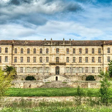 Pillement 3-t2 Avec Garage Privé Optionnel-centre Historique Et Plages à 21km ! Apartamento *